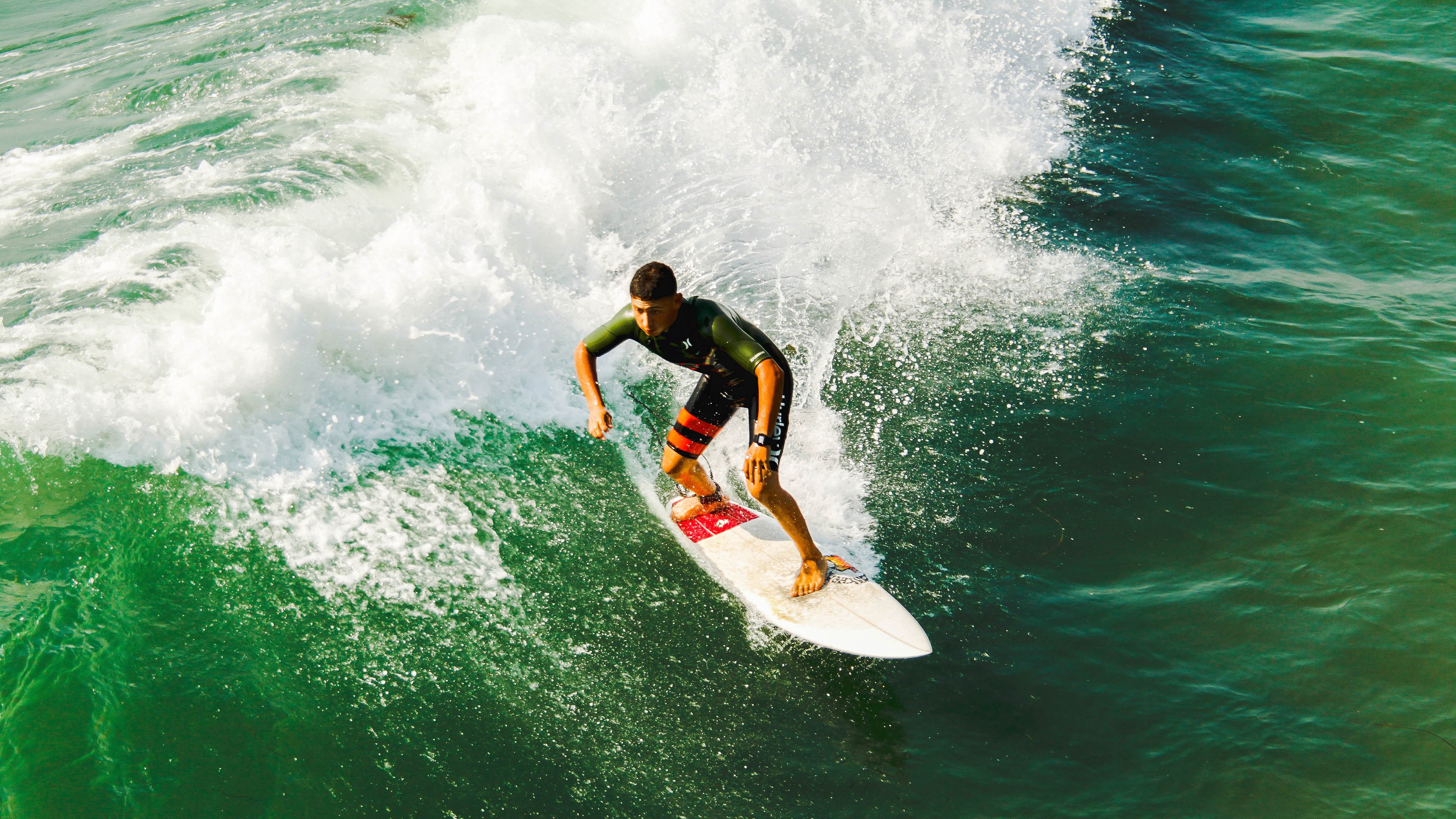 开云下载网址-“荒野追逐：沙丘上的生死极速战”，荒野追击的经典电影